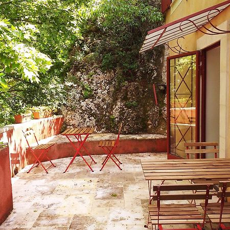 Maison Au Coeur De Fontaine De Vaucluse, Nichee Sur Le Rocher Et Surplombant La Sorgue Exterior photo