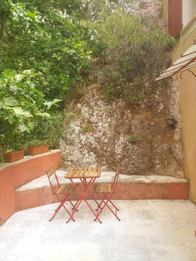 Maison Au Coeur De Fontaine De Vaucluse, Nichee Sur Le Rocher Et Surplombant La Sorgue Exterior photo